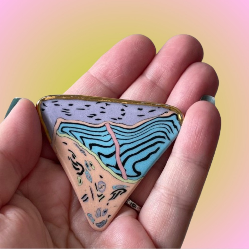 Vintage abstract pastel triangular brooch w/ gold trim unmarked ‘80s ‘90s